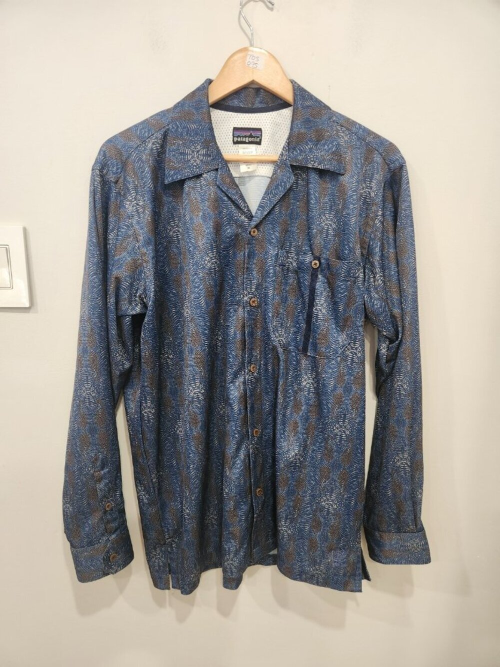 Patagonia Rhythm Pine Cone Print Button Up Long Sleeve Shirt Mens size Medium